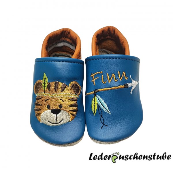 Lederpuschen azur-braun; rechts Tiger Feder (hellgrün) und links Namen (braun) mit Pfeil (Federn hellgrün-hellblau)